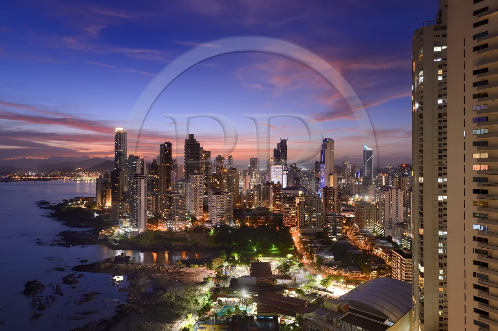 Panama, Panama City, les gratte-ciels du quartier de front de mer de Punta Paitillia après le coucher de soleil