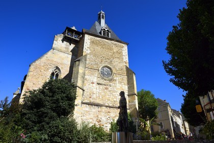 France, Dordogne, purple Perigord, Bergerac, place Pelissiere, statue of Cyrano de Bergerac by Mauro Corda in 2005 and St. Jacques Church