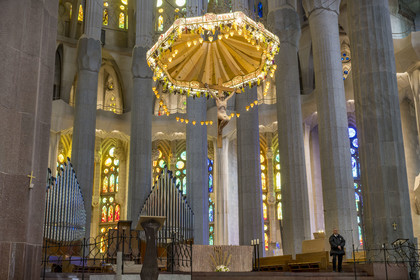 Espagne, Catalogne, Barcelone, quartier de l'Eixample, basilique de la Sagrada Familia de l'architecte du modernisme catalan Antoni Gaudi classée Patrimoine Mondial de l'UNESCO, le maitre autel dans le choeur