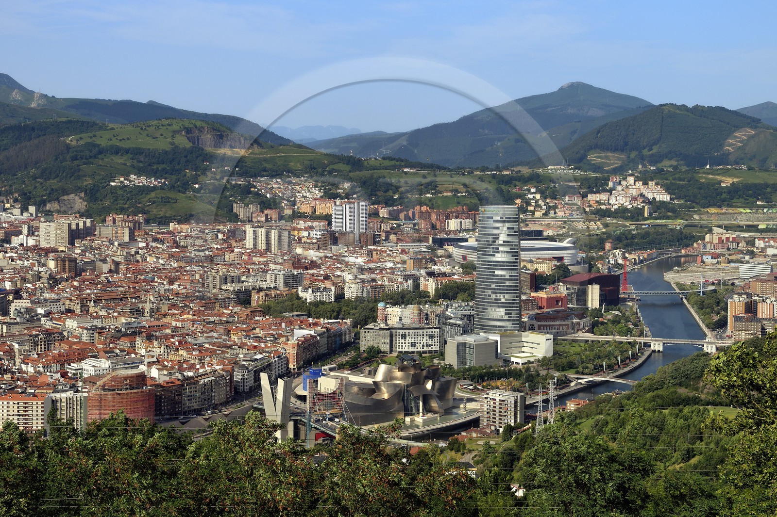 Espagne, Pays basque espagnol, Biscaye, Bilbao avec le musée Guggenheim de l'architecte Frank Gehry et la Tour Iberdrola