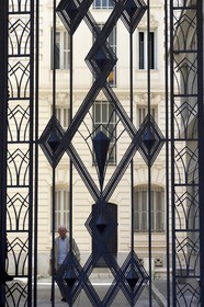France, Alpes-Maritimes (06), Nice, quartier des Baumettes, l'immeuble Art déco Le Gloria Mansions, ferronneries du portail principal sur la cour