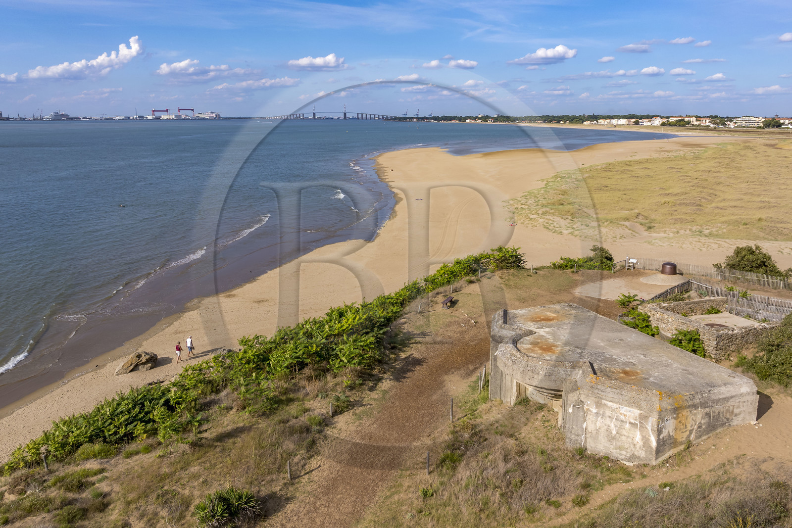 France, Loire-Atlantique (44), Saint-Brévin-Les-Pins, blockhaus du Mur de l'Atlantique à la plage du Pointeau, pont de Saint-Nazaire au-dessus de l'estuaire de la Loire et Saint-Nazaire en arrière plan (vue aérienne)