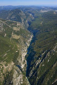 Var (83) rive gauche et Alpes-de-Haute-Provence (04) rive droite, Parc Naturel Régional du Verdon vers La Palud-sur-Verdon, le Grand Canyon des Gorges du Verdon (vue aérienne)