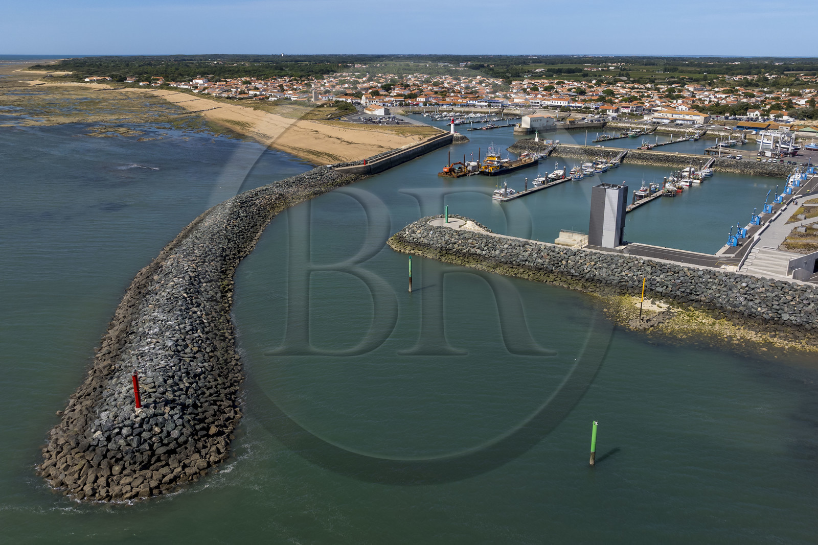 France, Charente-Maritime (17), Ile d'Oléron, port de La Cotinière, bassin à flots aménagé en 2022 au pied de la nouvelle criée (vue aérienne) France, Charente-Maritime (17), Ile d'Oléron, port de La Cotinière, bassin à flots aménagé en 2022 au pied de la nouvelle criée (vue aérienne)