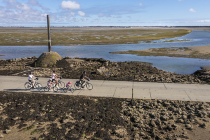 France, Vendée (85), île de Noirmoutier, Barbatre, cyclistes sur le passage du Gois à marée montante, chaussée submersible qui relie l'île au continent à marrée basse, un des refuges en arrière plan (vue aérienne)