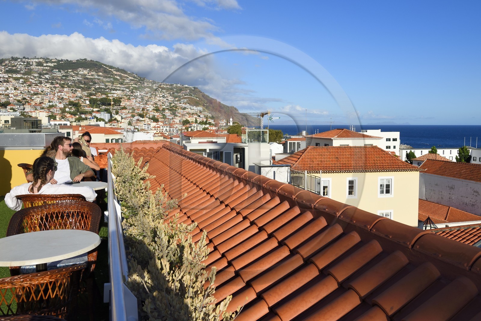 Portugal, Ile de Madère, Funchal, vue sur la ville depuis la terrasse du Sé Boutique Hotel