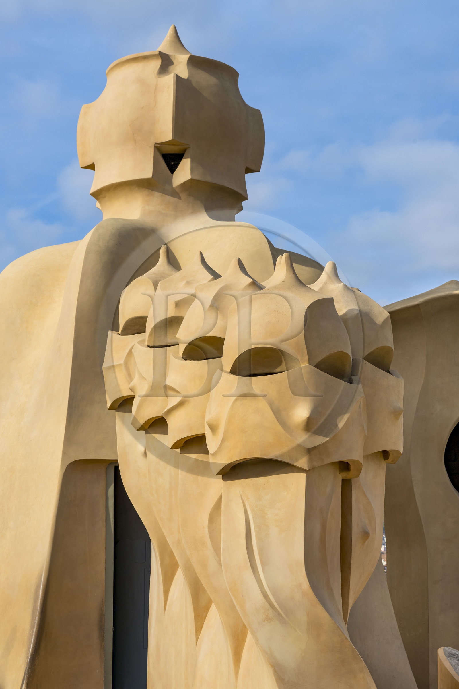 Espagne, Catalogne, Barcelone, quartier de l'Eixample, Passeig de Gracia, Pedrera ou Casa Mila (1905-1910) de l'architecte du modernisme catalan Antoni Gaudi, site classé au Patrimoine Mondial de l'UNESCO, cheminées et tours d'aération sur le toit terrasse de l'immeuble