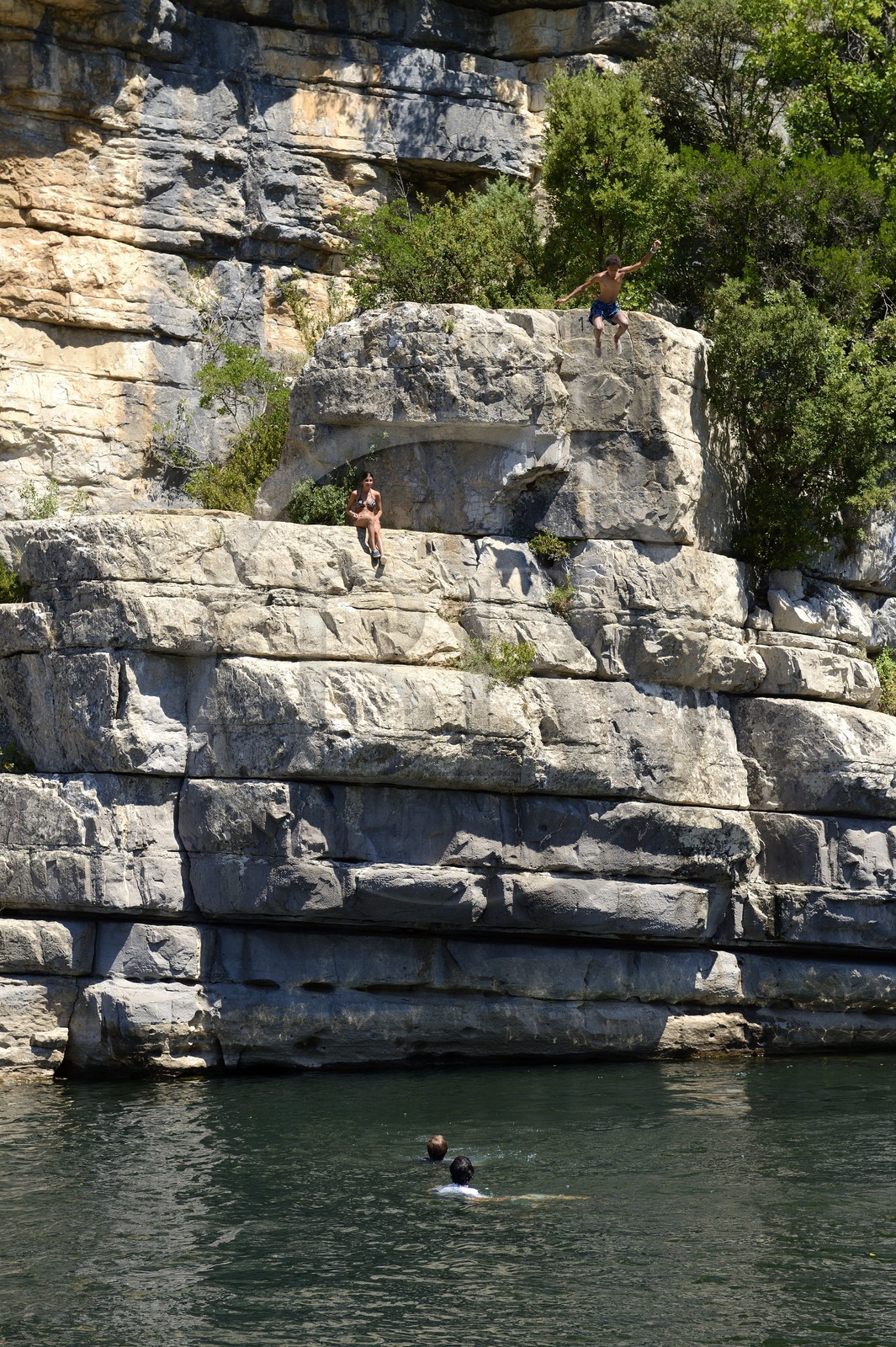 France, Ardèche (07), Les Vans, kayaks descendant la rivière Chassezac