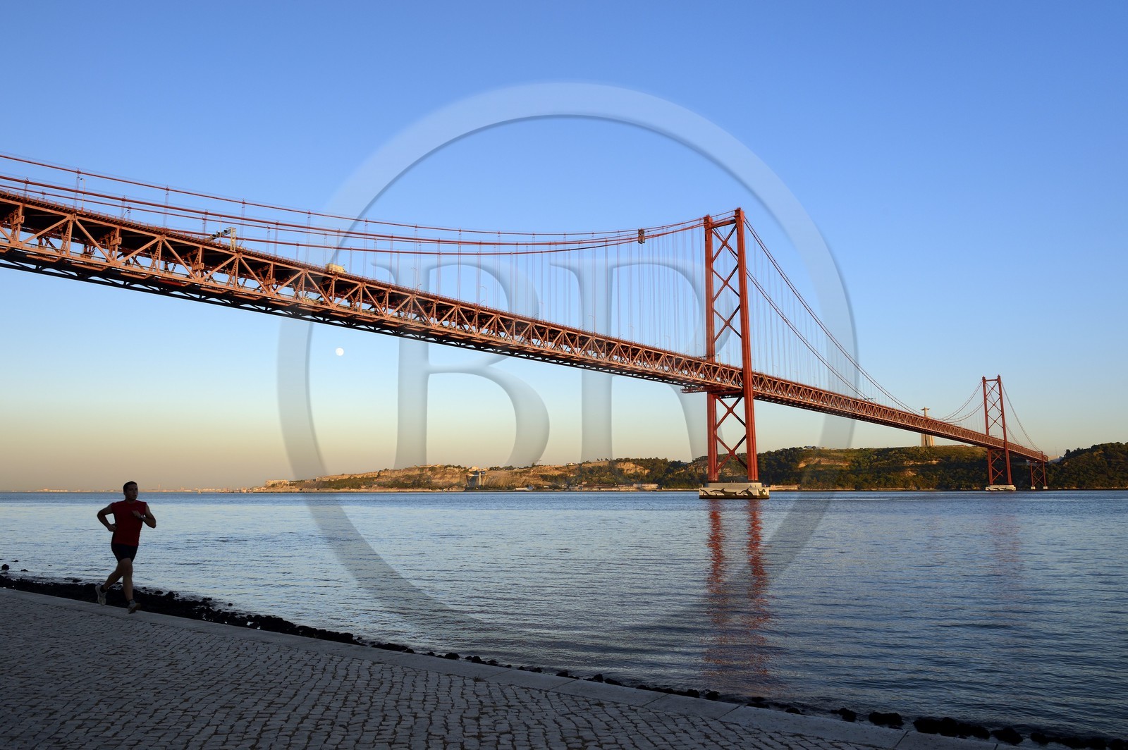 Portugal, Lisbonne, le pont du 25 de Abril sur le Tage et le  le Cristo Rei (Christ Roi) Portugal, Lisbonne, le pont du 25 de Abril sur le Tage et le  le Cristo Rei (Christ Roi)