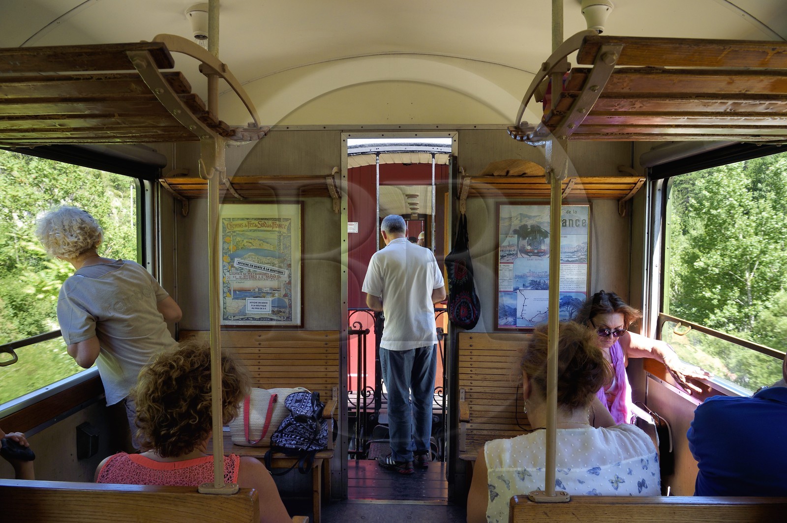 France, Alpes-de-Haute-Provence (04), entre Annot et Saint-Benoit, à bord d'une voiture voyageur du Train des Pignes France, Alpes-de-Haute-Provence (04), entre Annot et Saint-Benoit, à bord d'une voiture voyageur du Train des Pignes
