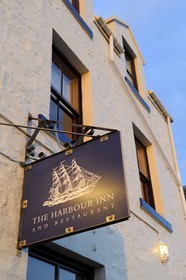 Royaume-Uni, Ecosse, Hébrides intérieures, Ile de Islay, Bowmore, enseigne du restaurant le Harbour Inn