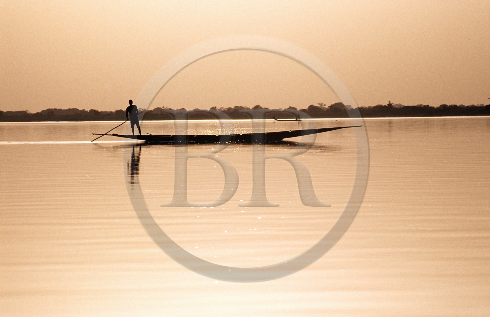 Mali, Pays Bozo, une pirogue descendant le fleuve Niger