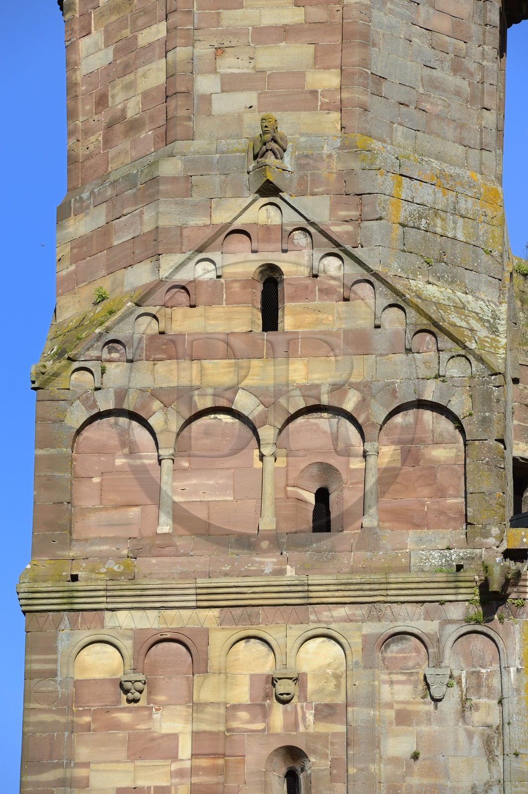 France, Bas Rhin (67), Marmoutier, l'église abbatiale romane du VIème siècle, façade occidentale en grès rouge des Vosges, la décoration de la façade possède des frises d'arceaux à éléments sculptés de têtes, de corps ou d'éléments géométriques