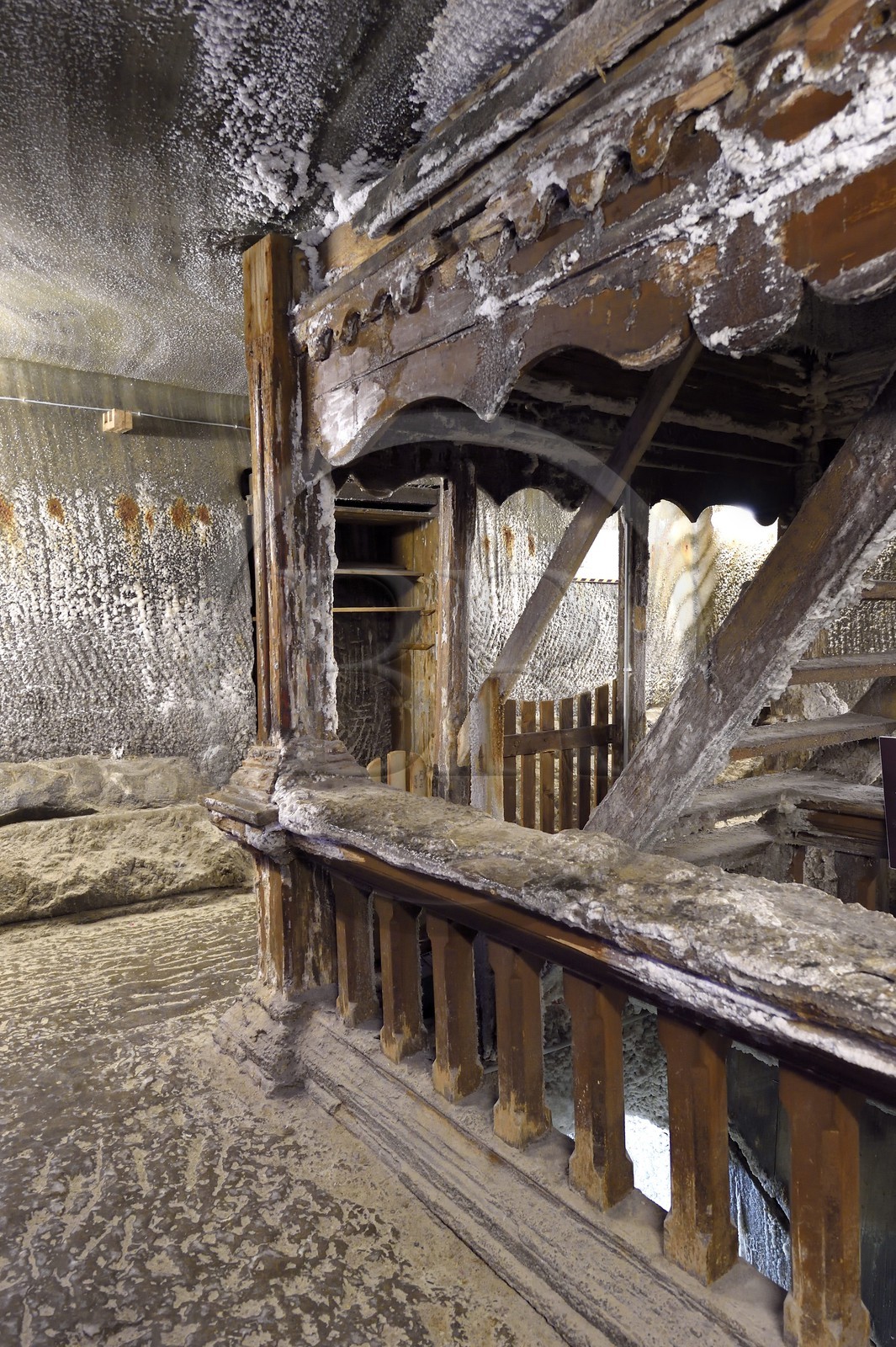 Roumanie, Transylvanie, région de Cluj, Turda, ancienne mine de sel de Turda dont l'exploitation a commencée à l'époque romaine, transformée en centre de loisirs et de santé, l'escalier recouvert de sel