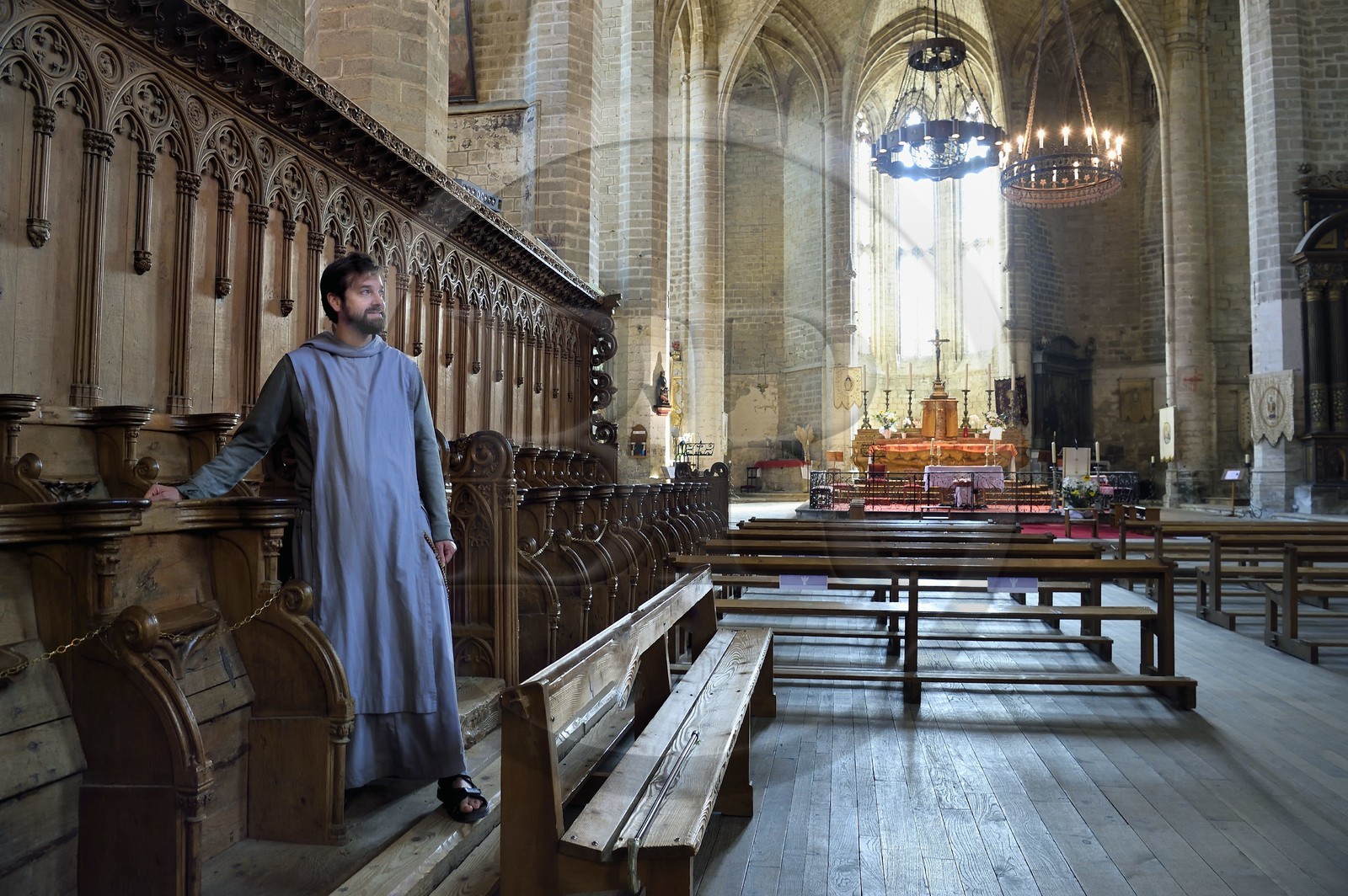 France, Haute-Loire (43), Parc naturel régional Livradois-Forez, abbaye de La Chaise-Dieu, le frère Jean Matthias Helluy de la confrérie de Saint-Jean qui est aussi tailleur de pierre dans l’église abbatiale Saint-Robert
