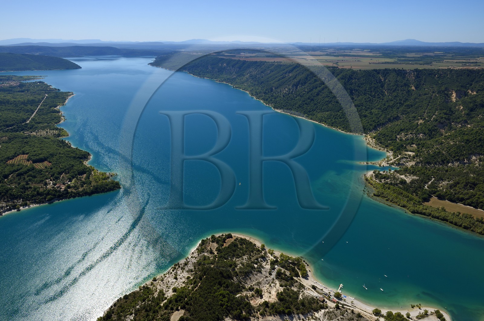 Var (83) rive gauche et Alpes-de-Haute-Provence (04) rive droite, Parc Naturel Régional du Verdon, le lac de Sainte Croix à la sortie des Gorges du Verdon (vue aérienne)