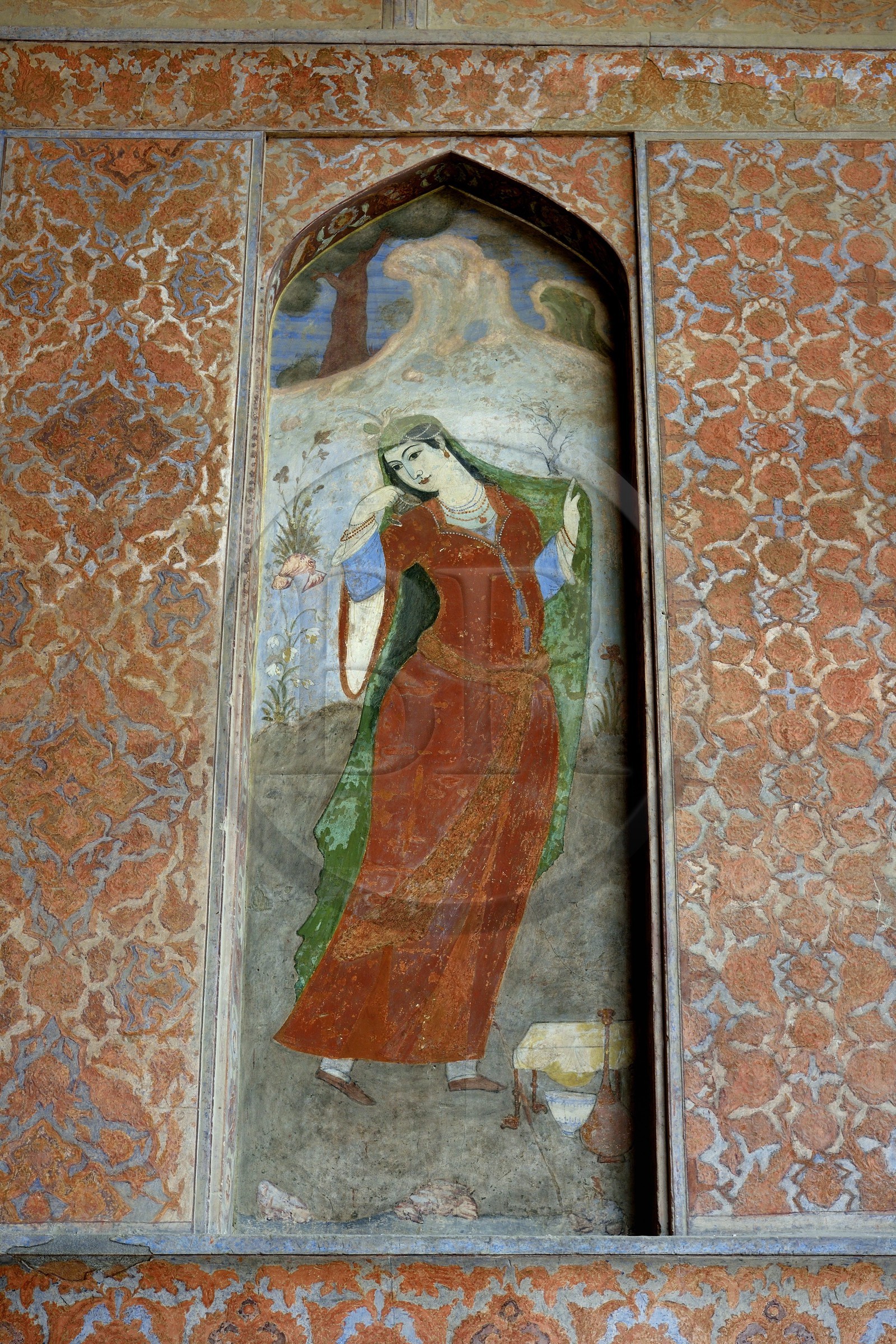 Iran, province d'Ispahan, Ispahan, place naghsh-i jahan aussi connue sous le nom de place Imam Khomeiny, palais Ali Qapu, fresque du portique du palais représentant une femme perse