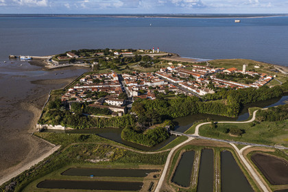 France, Charente-Maritime (17), Ile d'Aix, le village aussi appelé le bourg et le Fort de la Rade derrière, l'ile d'Oleron en arrière plan (vue aérienne)