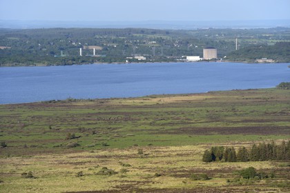 France, Finistère (29), parc naturel régional d'Armorique, Monts d'Arrée, Brasparts, l'ancienne centrale nucléaire en bordure du réservoir de Saint-Michel et le marais du Yeun-Elez
