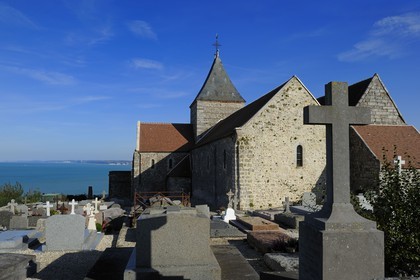 France, Seine-Maritime (76), Pays de Caux, l'église de Varengeville-sur-Mer et son cimetière marin surplombant les falaises de la Côte d'Albatre