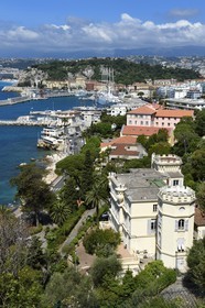 France, Alpes-Maritimes (06), Nice, l'entrée du port et la Villa La Côte qui abrite le tribunal administratif en premier plan