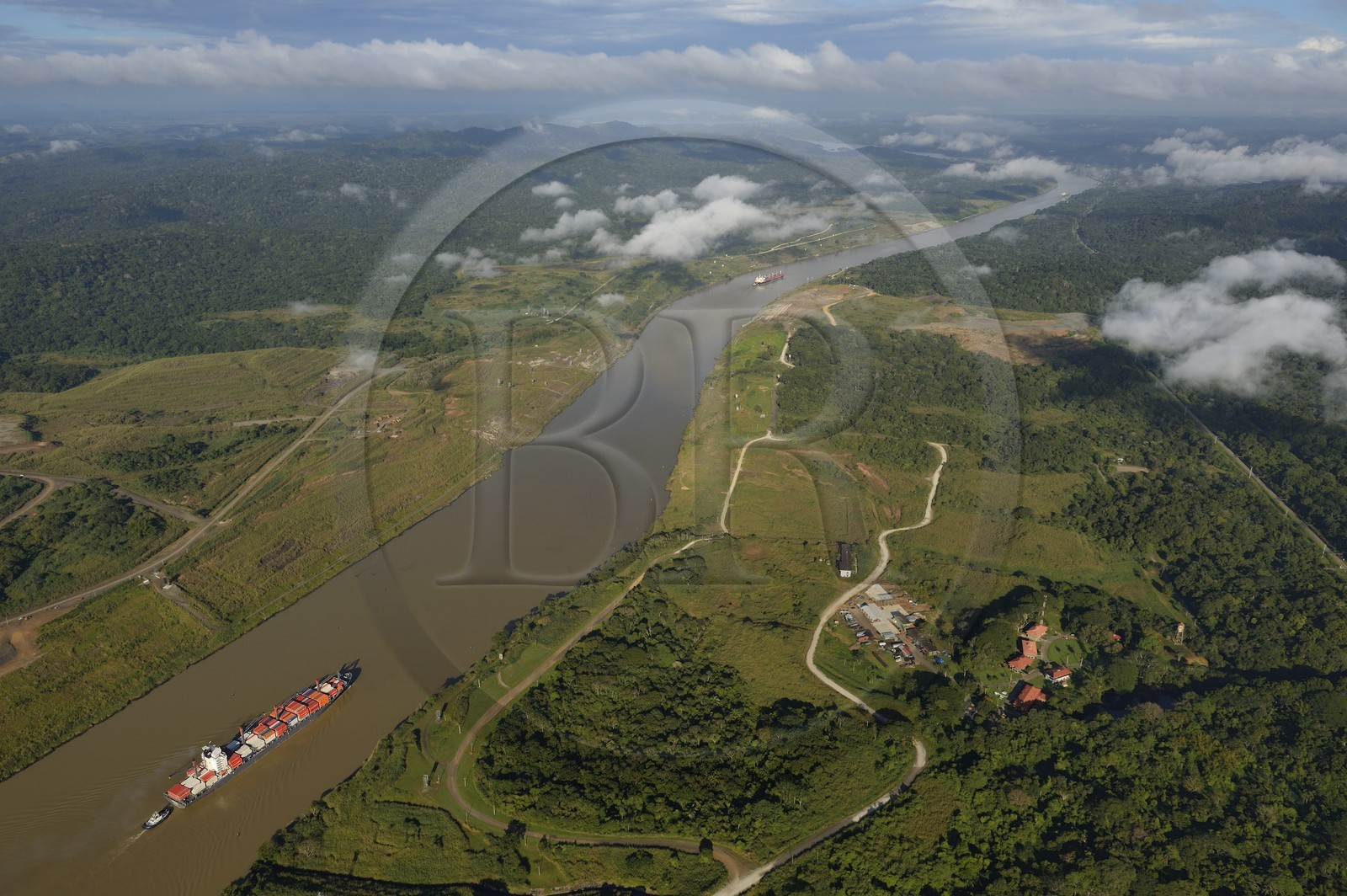 Panama, Canal de Panama, un cargo Panamax porte-conteneurs emprunte la coupe Gaillard (ou coupe Culebra) entre les écluses Pedro Miguel du côté Pacifique et la rivière Chagres menant au lac Gatun (vue aérienne)