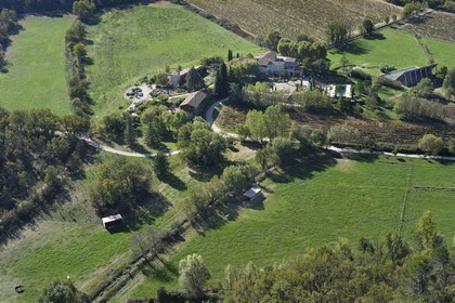 France, Var (83), Provence Verte, Bras, vers Saint-Maximin-la-Sainte-Baume, la maison d'hotes Le Peyrourier - une campagne en Provence (vue aérienne)