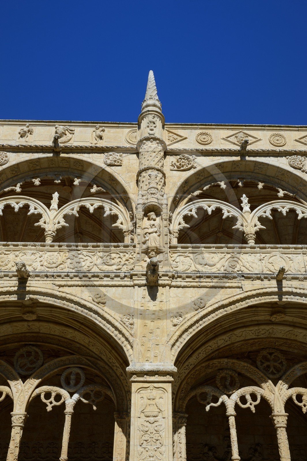Portugal, Lisbonne, Bélem, Monastere des Hiéronymites (Mosteiro dos Jerónimos), classé Patrimoine Mondial de l'UNESCO, le cloitre, détail des arcades