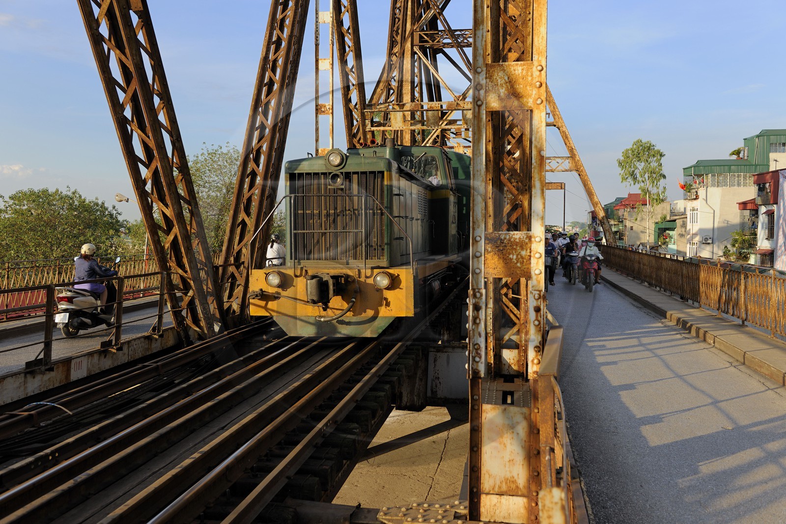 Vietnam, Hanoï, Pont Long Bien anciennement pont Paul Doumer est reservé à la circulation des trains, des deux-roues et des piétons