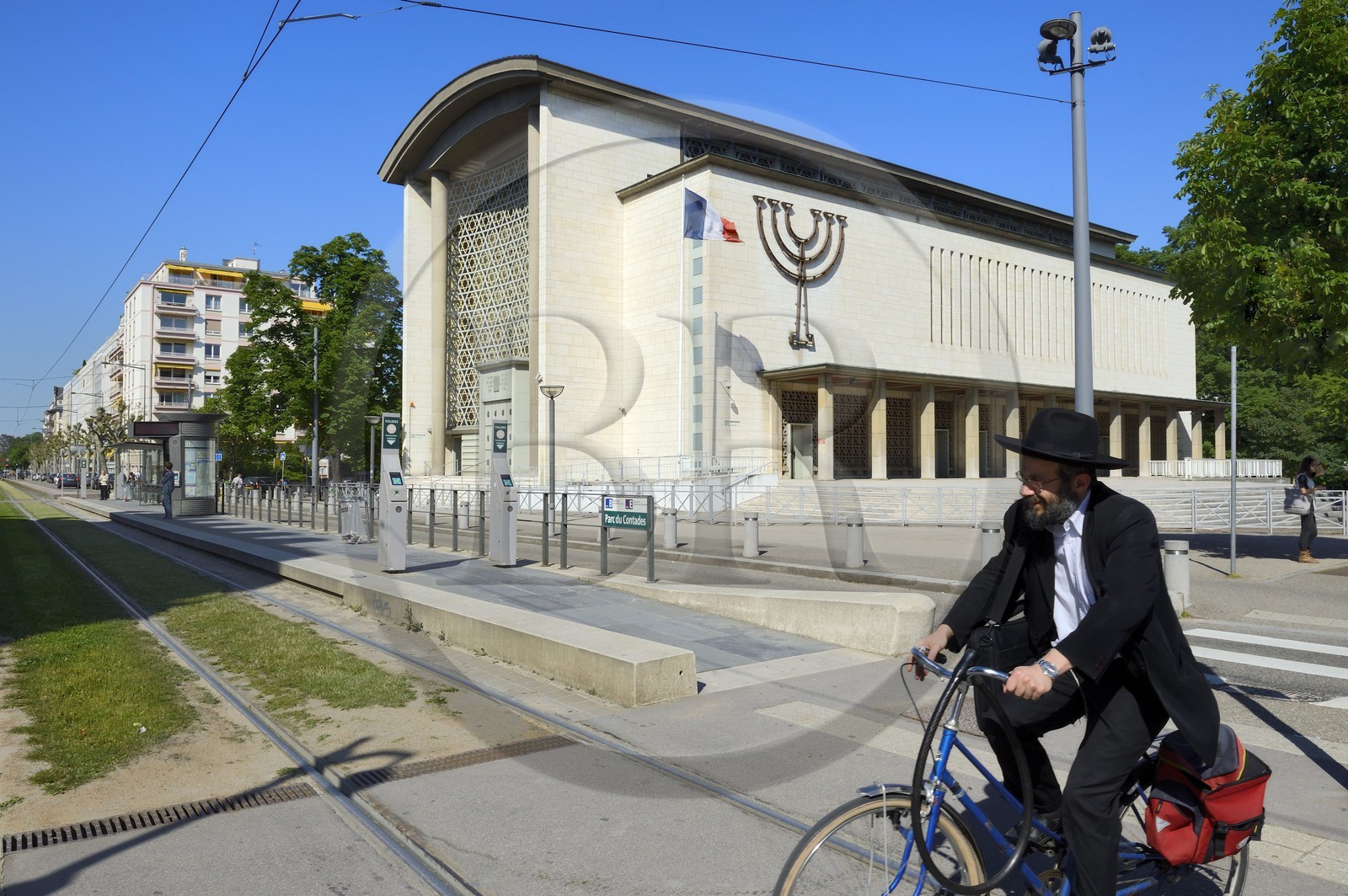 France, Bas-Rhin (67), Strasbourg, avenue de la Paix, la grande synagogue de la Paix batie en 1954 et le grand portail œuvre du ferronnier d'art Gilbert Poillerat