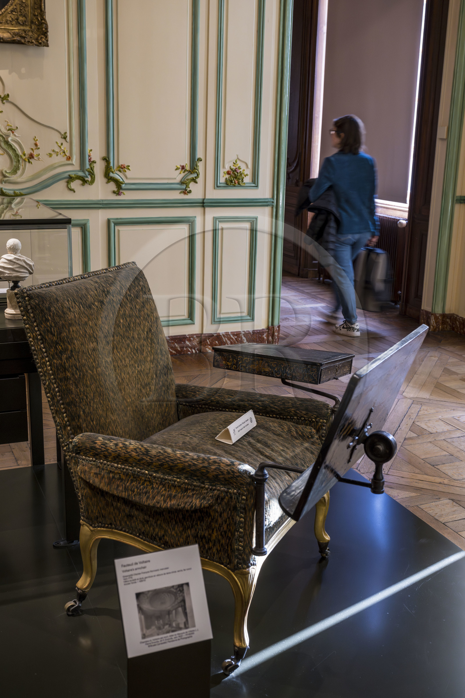 France, Paris (75), quartier du Marais, Musée Carnavalet, fauteuil de Voltaire estampillé du menuisier Charles-François Normand vers 1775