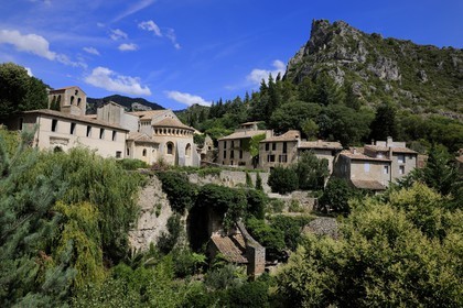 France, Hérault (34), village médiéval de Saint-Guilhem-le-Désert, étape du pélerinage de Saint-Jacques-de-Compostelle, labellisé Les Plus Beaux Villages de France, abbaye de Gellone du XIe siècle classée Patrimoine Mondial de l'UNESCO