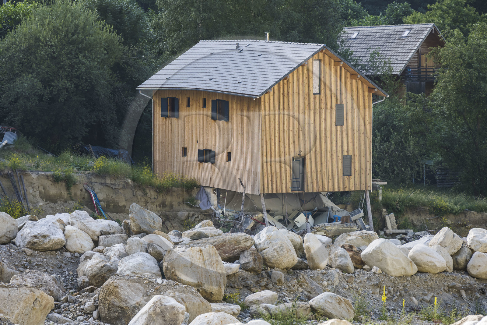 France, Alpes-Maritimes (06), parc national du Mercantour, Haute-Vésubie, Saint-Martin-Vésubie, la vallée reste très touchée par la tempête Alex du 2 octobre 2020, maison aujourd'hui abandonnée menacant toujours de s'effondrer