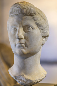 France, Bouches-du-Rhône (13), Parc Naturel Régional des Alpilles, Saint-Rémy-de-Provence, Hotel de Sade, centre des Monuments Nationaux, qui abrite le musée archéologique du site de Glanum, portrait d'une princesse inconnue en marbre blanc