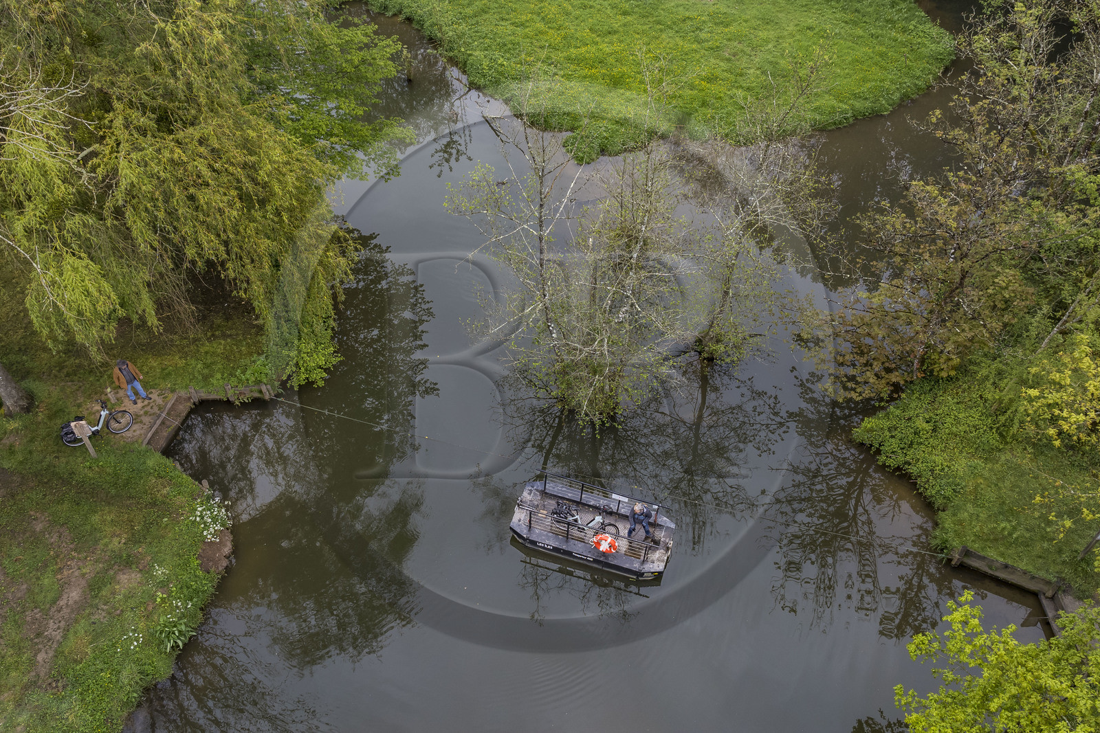 France, Vendée (85), Vouvant, labellisé Les Plus Beaux Villages de France, le bac à chaînes Les Iles sur la rivière La Mère qui entoure le village