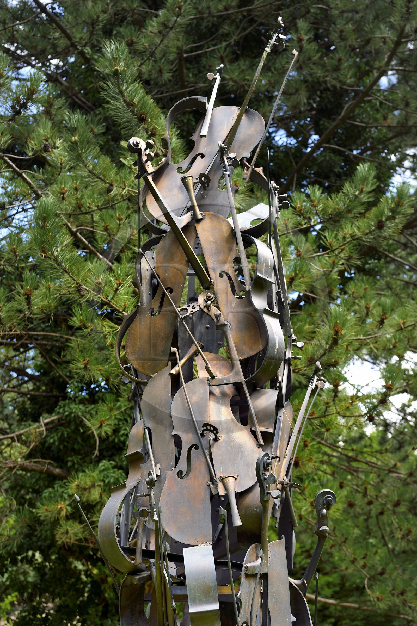Suisse, canton du Valais, Martigny, Fondation Pierre Gianadda, Arman, Contrepoint pour violoncelles, fonte et bronze, 1984