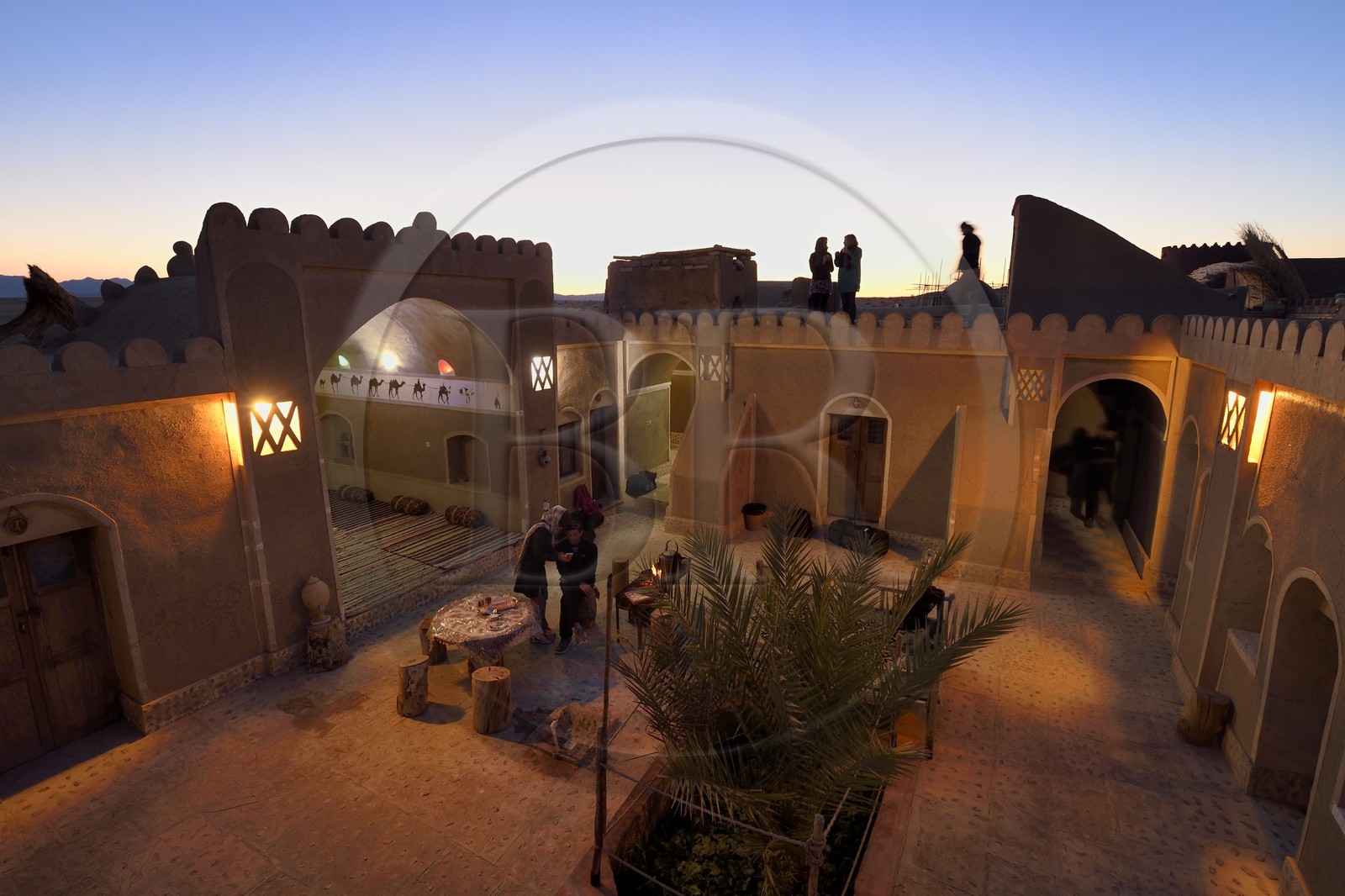 Iran, Province d'Ispahan, désert du Dasht-e Kavir, Mesr dans la région de Khur et Biabanak, gite dans une maison traditionnelle de l'oasis de Farahzad