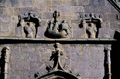 France, Finistère (29), Roscoff, caravelle sculptée en ex-voto sur le porche de Notre-Dame de Kroaz-Batz