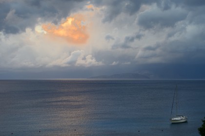 Grèce, Crète, région d'Agios Nikolaos, Elounda, ciel orageux au coucher de soleil