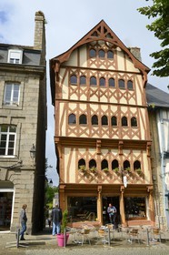 France, Côtes-d'Armor (22), Guingamp, pâtisserie Pasquiet, une des maisons à colombage de la Place du Centre
