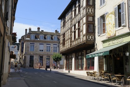France, Saône et Loire (71), Tournus, la rue principale appelée rue de la République, la vieille salle de cinéma