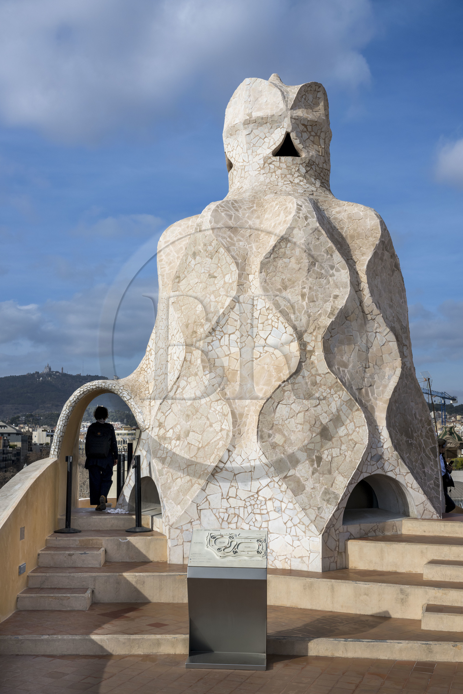 Espagne, Catalogne, Barcelone, quartier de l'Eixample, Passeig de Gracia, Pedrera ou Casa Mila (1905-1910) de l'architecte du modernisme catalan Antoni Gaudi, site classé au Patrimoine Mondial de l'UNESCO, cheminées et tours d'aération sur le toit terrasse de l'immeuble