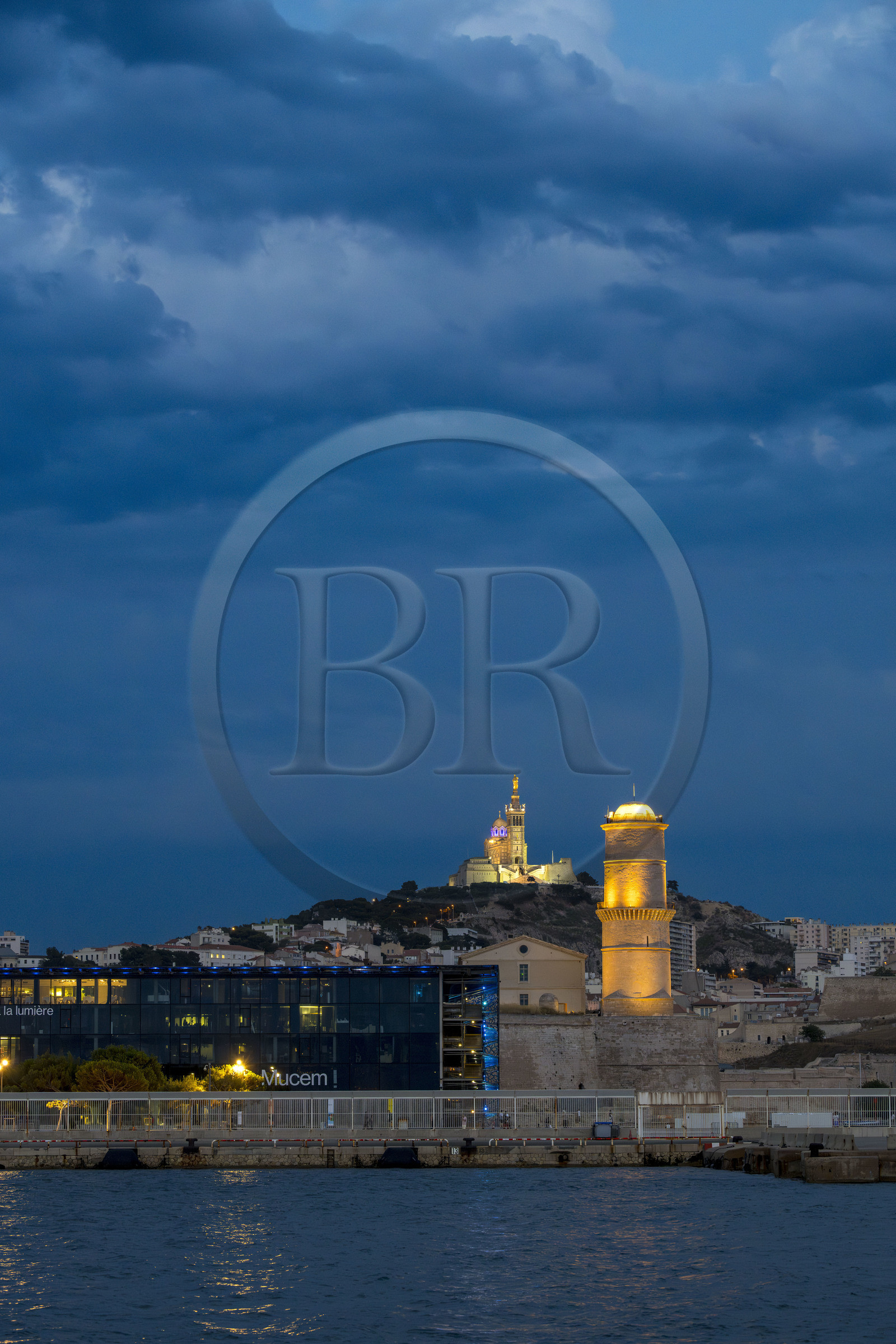 France, Bouches-du-Rhône (13), Marseille, le Mucem (Musée des civilisations de l'Europe et de la Méditerranée), le Fort Saint-Jean à droite, la basilique Notre Dame de la Garde en arrière plan