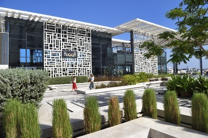 Sultanat d'Oman, Mascate, port du quartier de Al-Mouj, le restaurant Huqqa