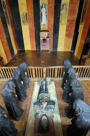 France, Côte d'Or (21), Châteauneuf-en Auxois, labellisé Les Plus Beaux Villages de France, le château, le Grand Logis, réplique du tombeau de Philippe Pot en armure dans la chapelle