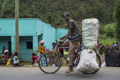 Rwanda, Province du Nord, District de Musanze (Ruhengeri), jour de marché à Muryabazira sur la Route Nationale 4 entre Kigali et Ruhengori, transport de gros sacs sur une bicyclette, les bicyclettes sont le principal moyen de transport local