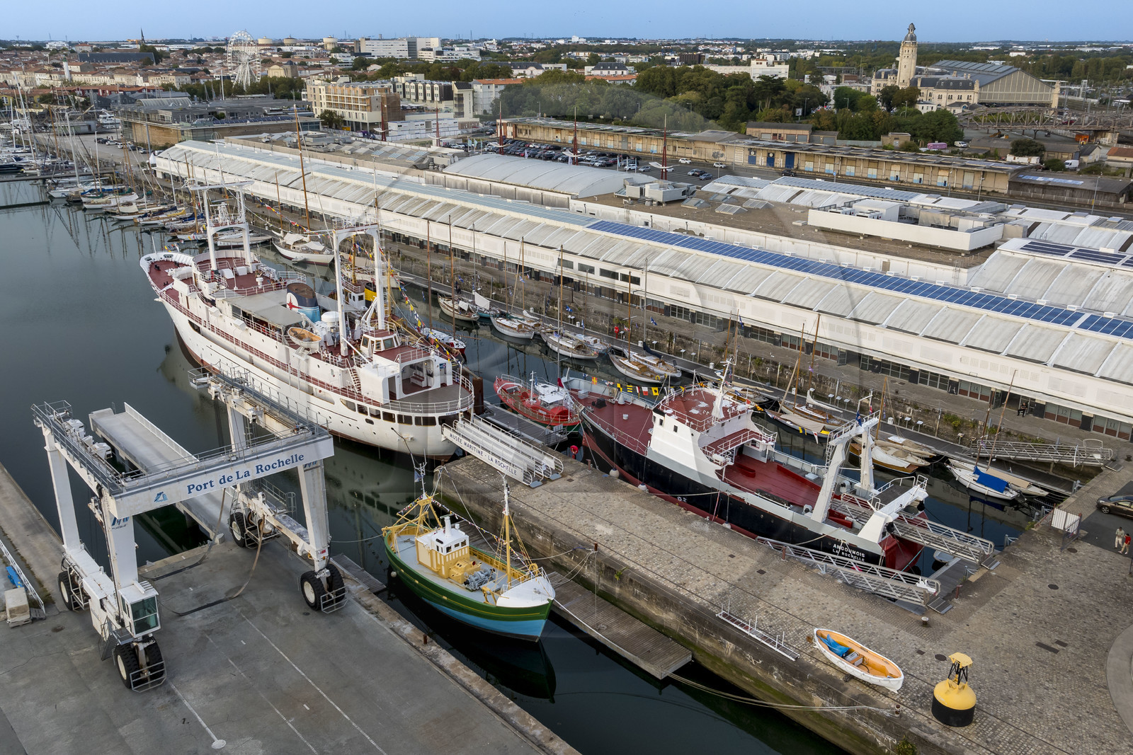 France, Charente-Maritime (17), La Rochelle, le bassin des grands yachts, Musée Maritime (vue aérienne)