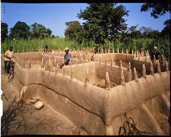 Burkina Faso, province de Poni, pays des Lobi, région de Loropéni, Lakar, maison en construction dont les murs en terre crue (banco) sont édifiés par bandes de terre superposées