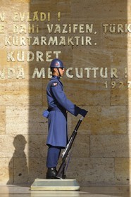 Turquie, Anatolie centrale, Ankara, soldat montant la garde devant le mausolée d'Atatürk