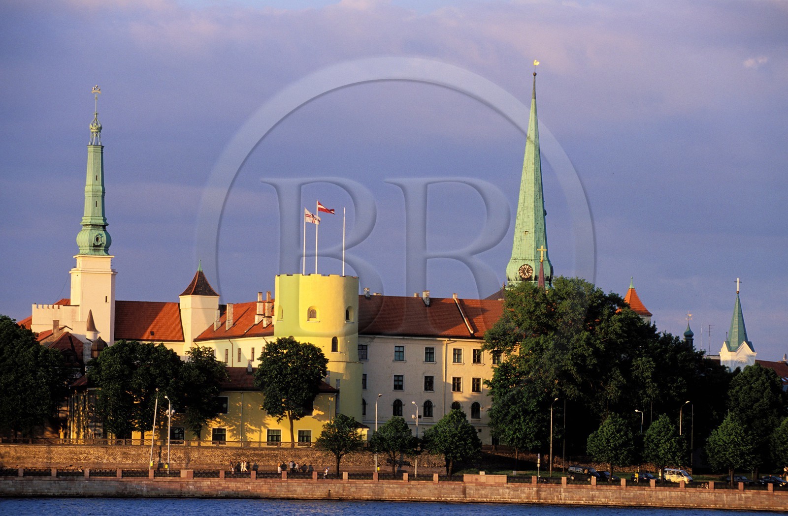 Lettonie (Pays Baltes), Riga, le château, Musée d'Histoire, d'Art étranger, et de Littérature au bord du fleuve Daugava